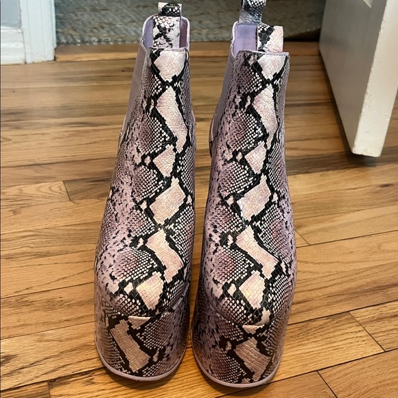 🛍️24 HR SALE🛍️Cult Gaia snakeskin print ultra high Zama platform booties - NWOB - Picture 5 of 8